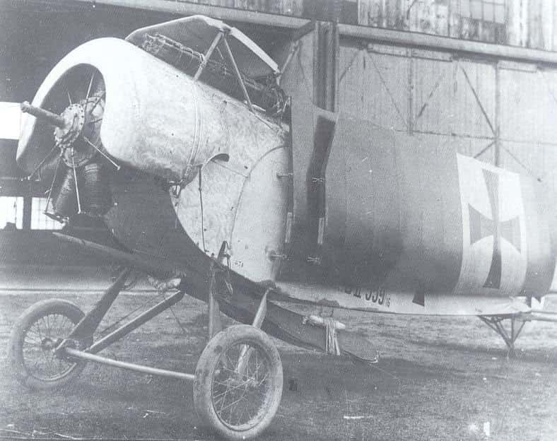 Подготовленный для отправки истребитель Фоккер B II (M.17Z) W.Nr.539/16 на заводе. Крыло сложено, винт в чехле привязан под фюзеляжем, а стойки бипланной коробки – сверху